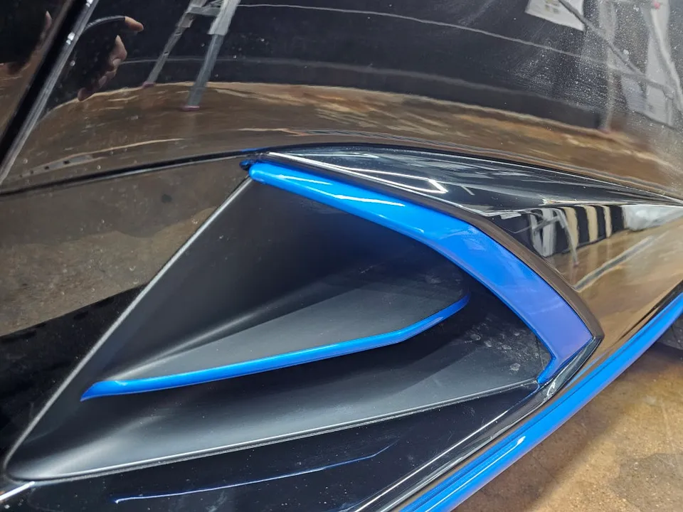 Lamborghini Huracánのポイントラッピング事例|ブルーアクセント 施工写真 2-3