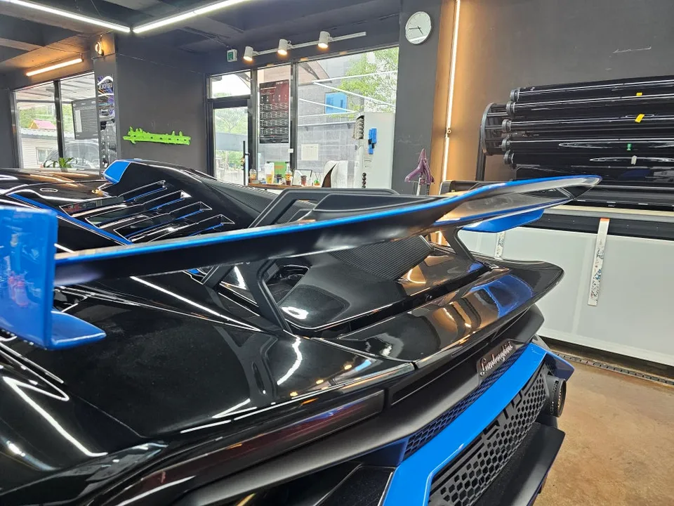 Lamborghini Huracánのポイントラッピング事例|ブルーアクセント 施工写真 3-3