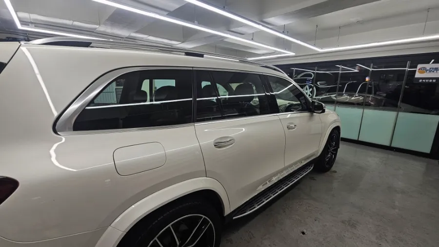 Mercedes-Benz GLSのカーフィルム施工事例 施工写真 4