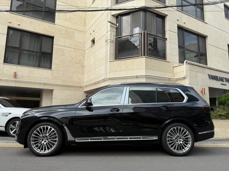 BMW X7のカーラッピング事例|特別カラー「ファンタジーピンク」 施工写真 2-1