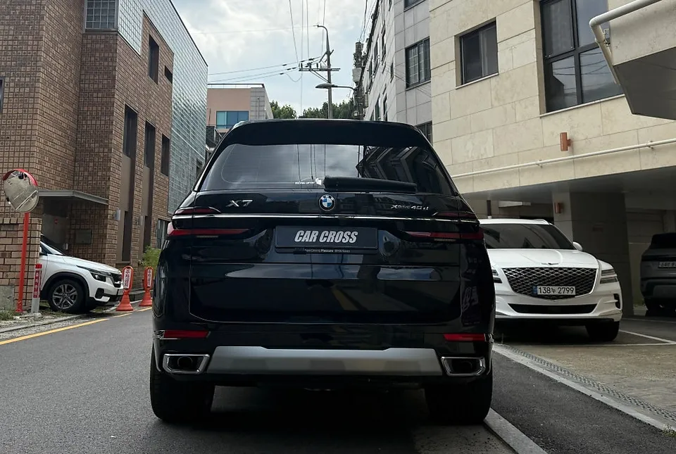 BMW X7のカーラッピング事例|特別カラー「ファンタジーピンク」 施工写真 3-1