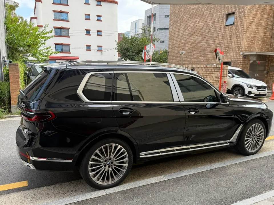 BMW X7のカーラッピング事例|特別カラー「ファンタジーピンク」 施工写真 1-2