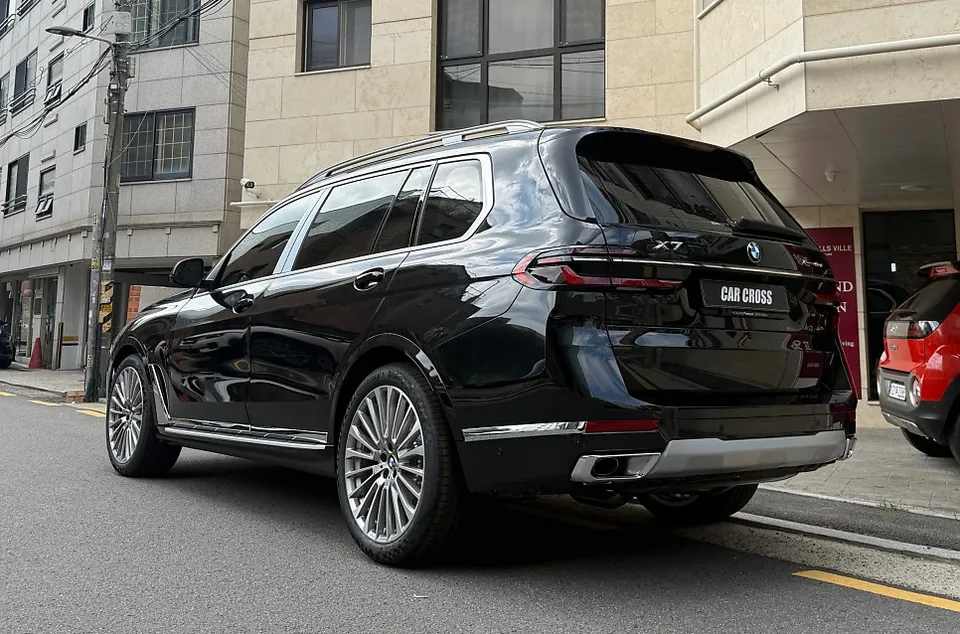 BMW X7のカーラッピング事例|特別カラー「ファンタジーピンク」 施工写真 2-2