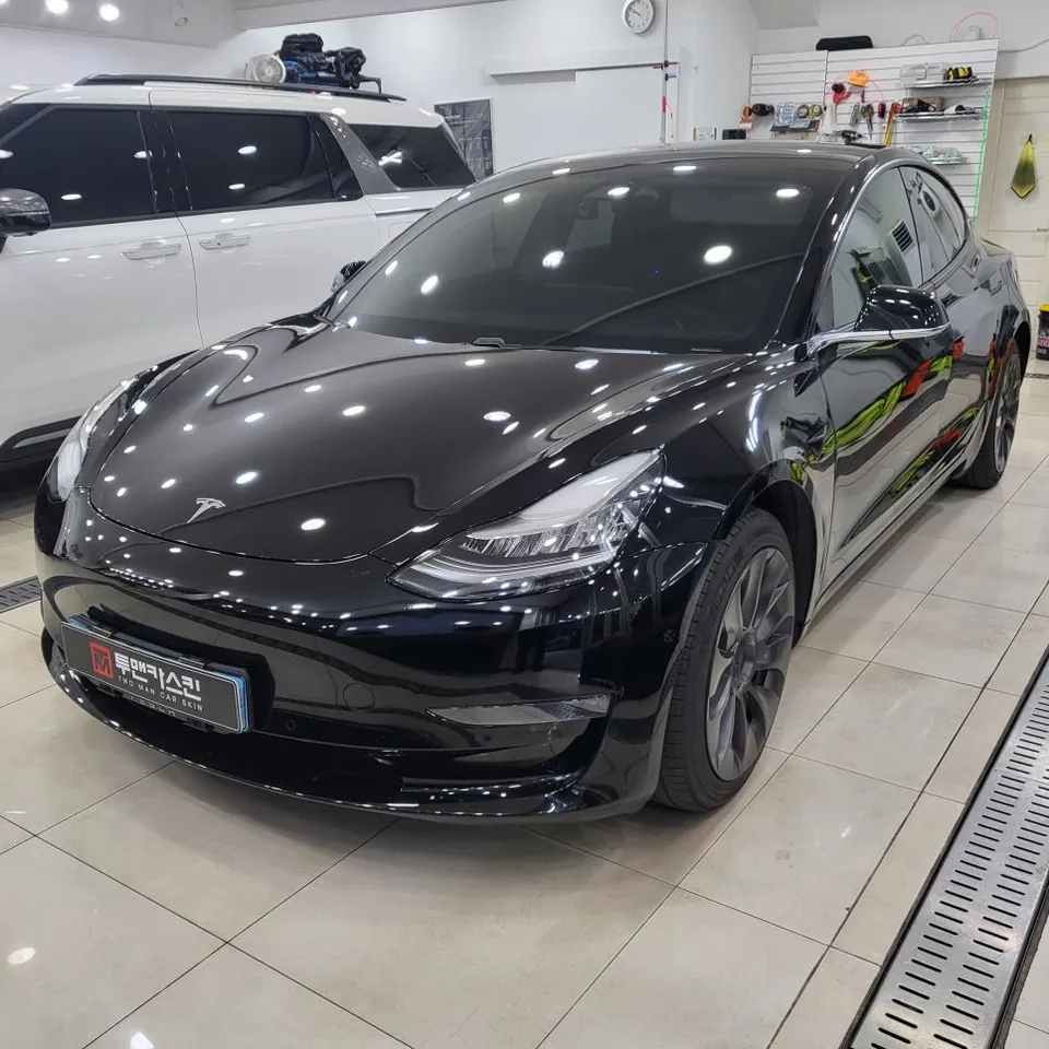 Tesla Model 3のカーラッピング事例：クローム除去と室内カスタム 写真