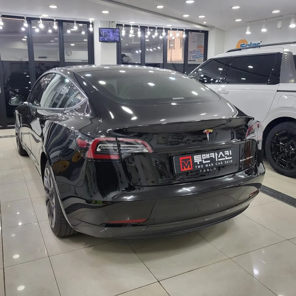 Tesla Model 3のカーラッピング事例:クローム除去と室内カスタム 施工写真 3-1