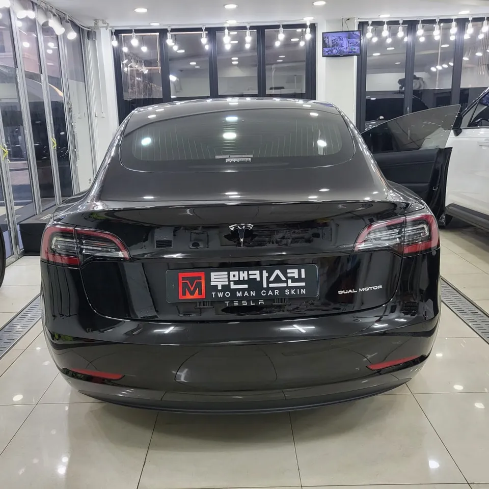 Tesla Model 3のカーラッピング事例:クローム除去と室内カスタム 施工写真 1-2