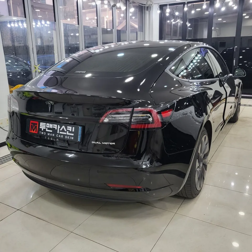 Tesla Model 3のカーラッピング事例:クローム除去と室内カスタム 施工写真 2-2