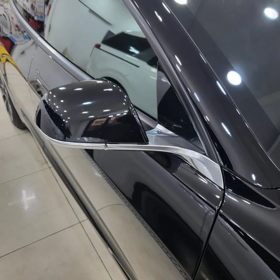 Tesla Model 3のカーラッピング事例:クローム除去と室内カスタム 施工写真 3-2