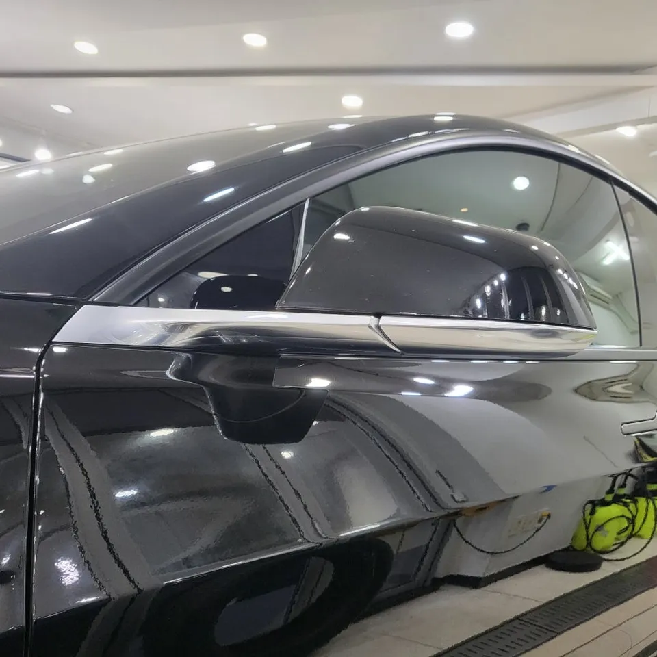 Tesla Model 3のカーラッピング事例:クローム除去と室内カスタム 施工写真 1-3