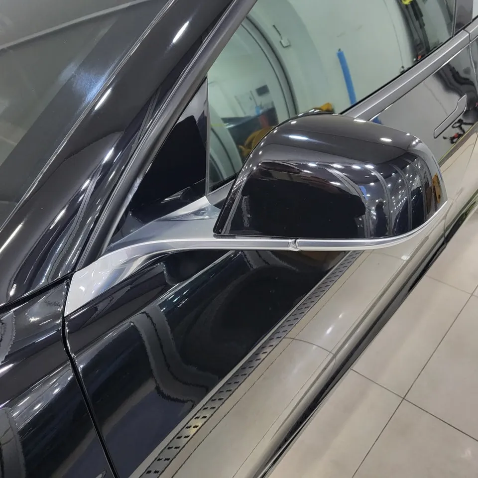 Tesla Model 3のカーラッピング事例:クローム除去と室内カスタム 施工写真 2-3