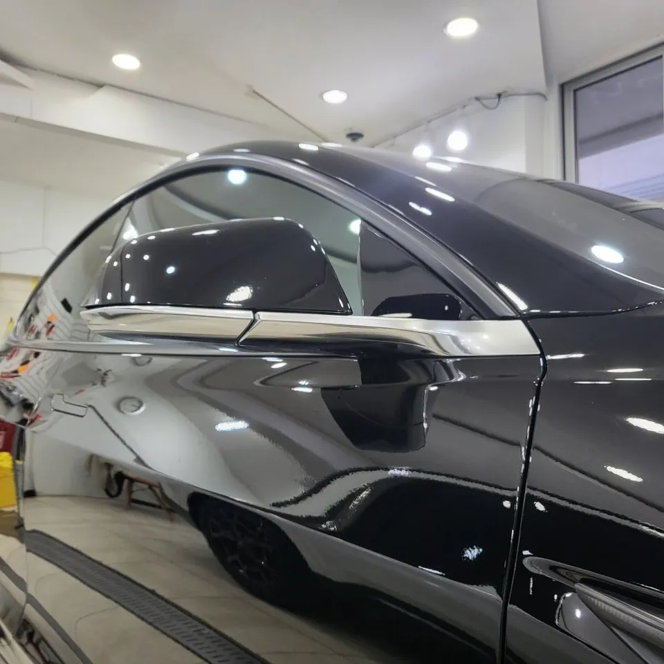 Tesla Model 3のカーラッピング事例:クローム除去と室内カスタム 施工写真 3-3