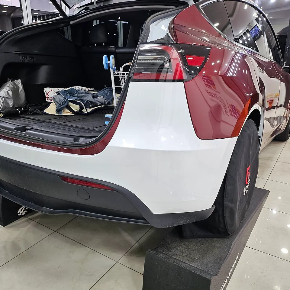 Tesla Model Yのカーラッピング事例|費用目安・仕上がり 施工写真 2-3