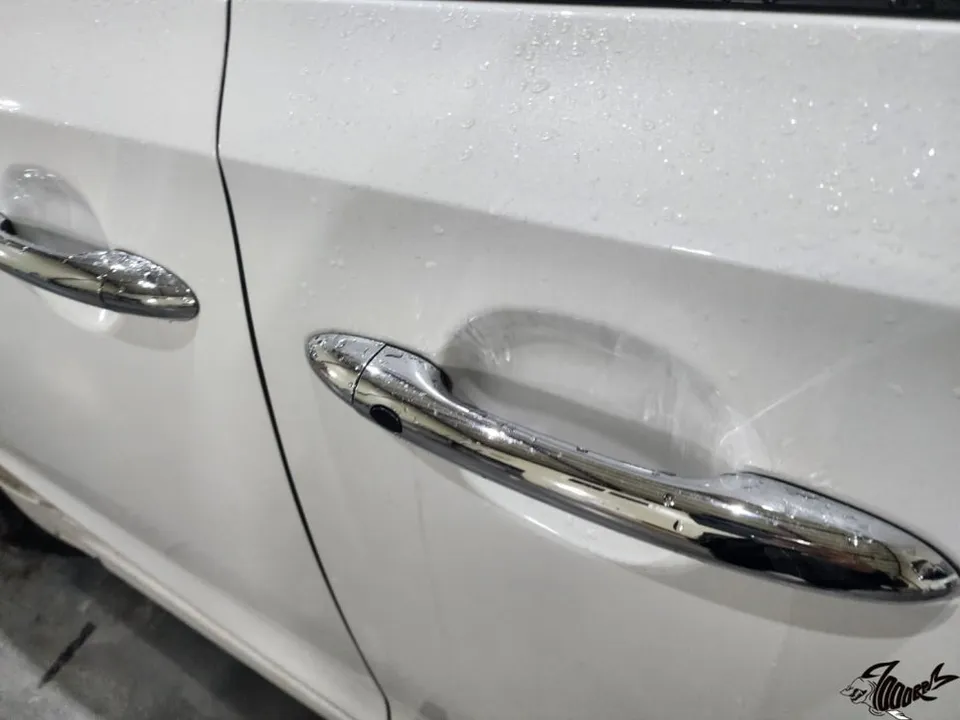 Kia Carnivalのカーラッピング事例｜サテンブラックとポイント施工 施工写真 2-2