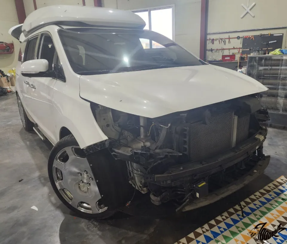 Kia Carnivalのカーラッピング事例｜サテンブラックとポイント施工 施工写真 3-2