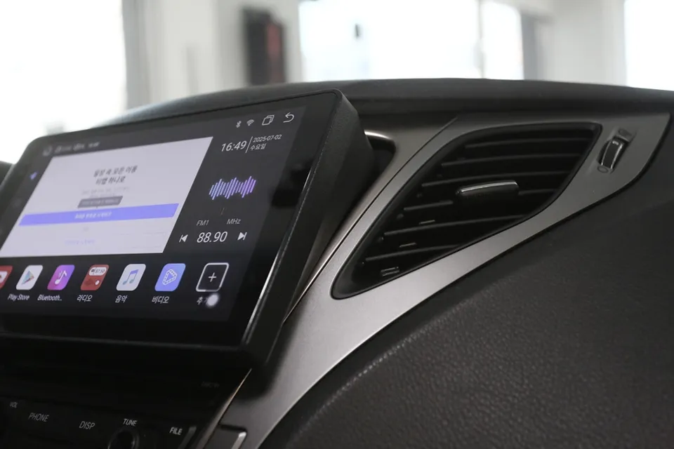 Hyundai AzeraのAndroid Auto・CarPlay取付事例 施工写真 1-2