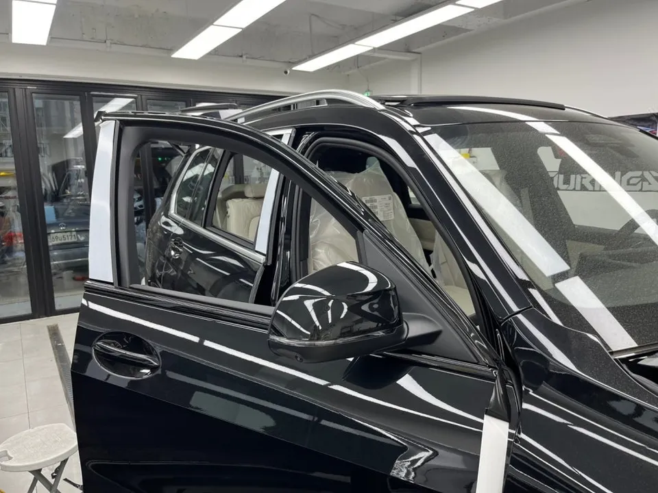 BMW X7のカーラッピング事例|クロームパーツの印象変化 施工写真 2-2