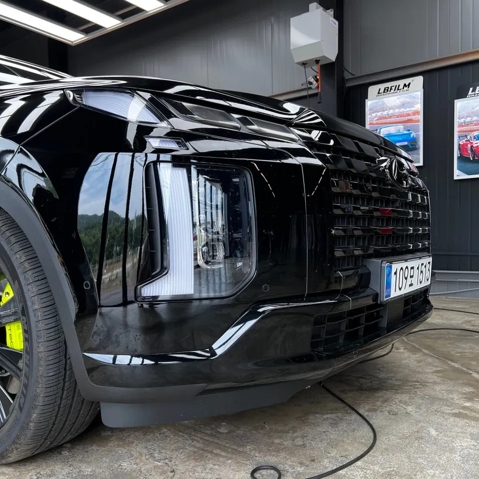Hyundai Palisadeのカーラッピング事例｜クロームパーツの印象変化 施工写真 3-1