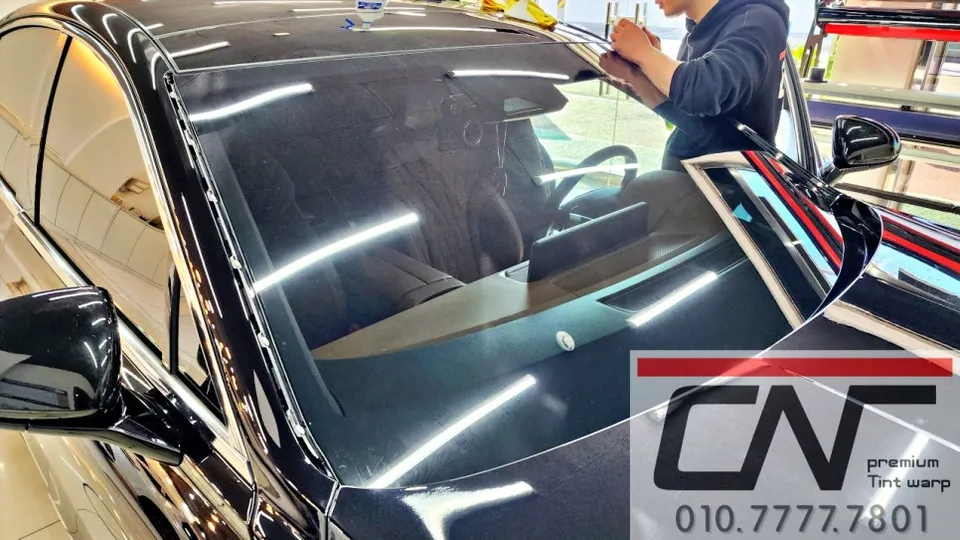 Genesis G80 PPF施工事例|フロントガラスの保護 施工写真 2-3