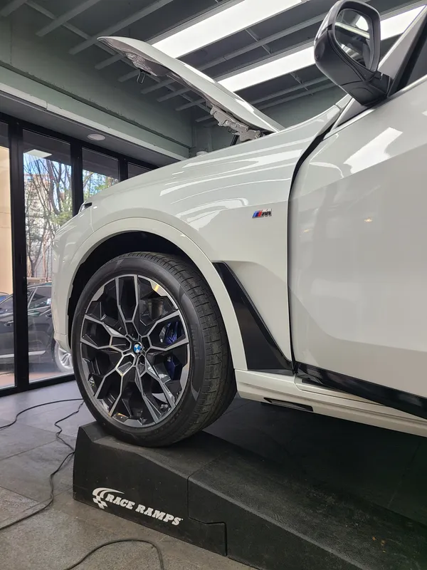 BMW X7 G07 vinyl wrap - BMW X7 G07 Vinyl Wrap Review: Sporty Black Transformation photo 3