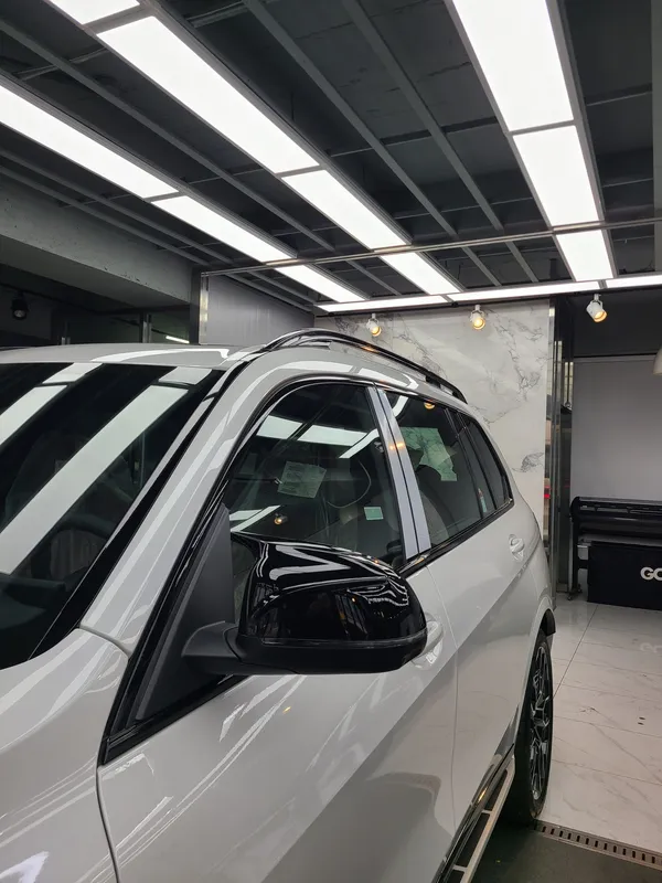 BMW X7 G07 vinyl wrap - BMW X7 G07 Vinyl Wrap Review: Sporty Black Transformation photo 4