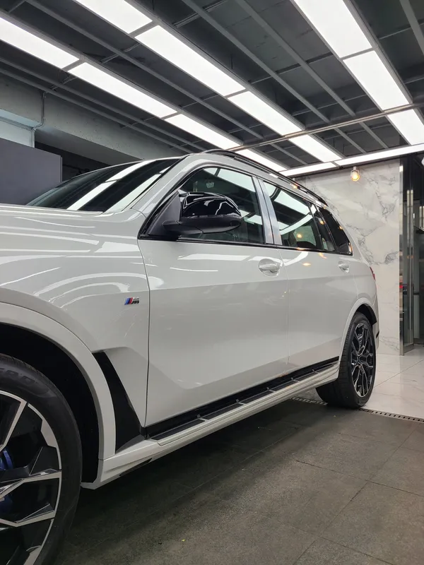 BMW X7 G07 vinyl wrap - BMW X7 G07 Vinyl Wrap Review: Sporty Black Transformation photo 5