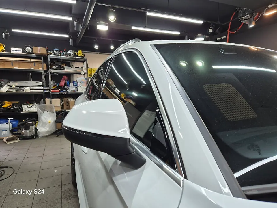 Audi Q5のクロームパーツ部分ラッピング事例|費用目安・仕上がり 施工写真 2-2