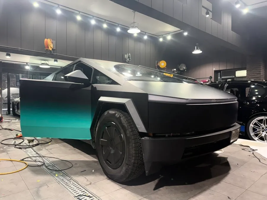 Tesla Cybertruck PPF施工事例|無光ブラックの魅力と費用目安 施工写真 1-2