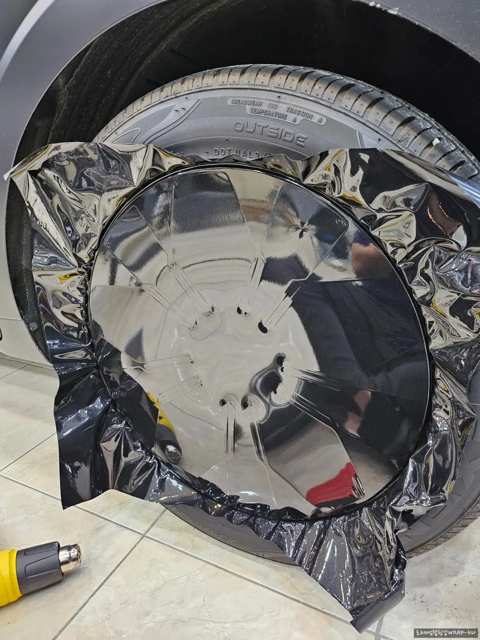 Kia Carnival 4代目 フィルムでホイールをカスタム! 施工写真 1-2