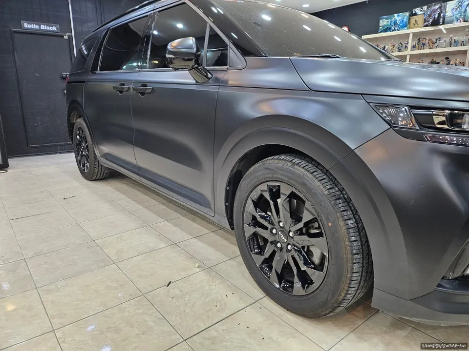 Kia Carnival 4代目 フィルムでホイールをカスタム! 施工写真 1-3