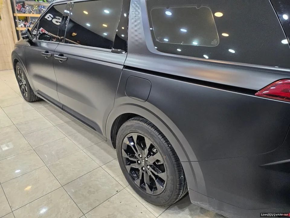 Kia Carnival 4代目 フィルムでホイールをカスタム! 施工写真 2-3