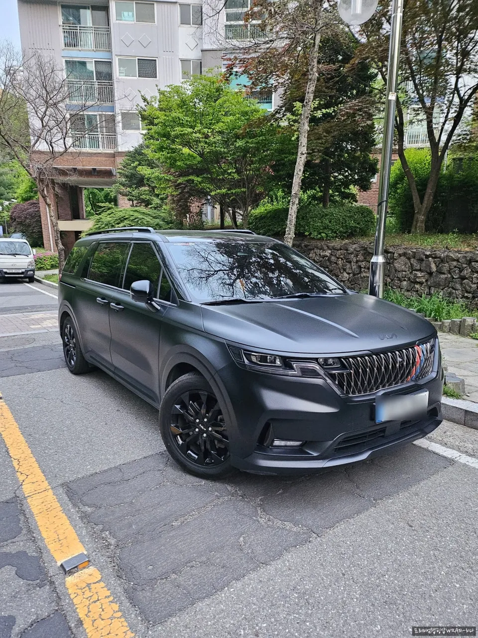 Kia Carnival 4代目 フィルムでホイールをカスタム! 施工写真 3-3