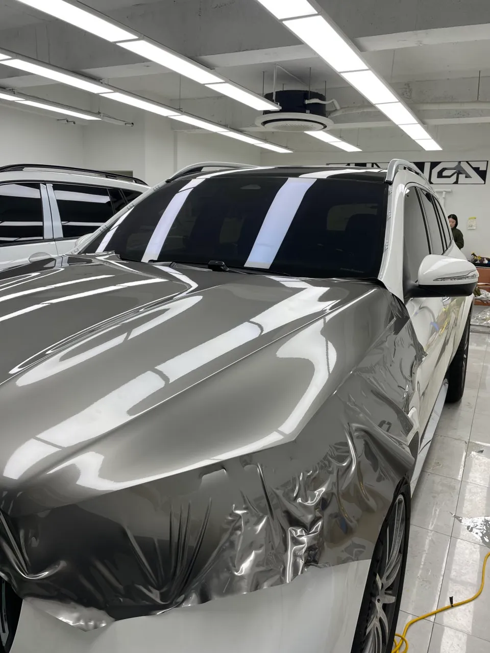 Mercedes-Benz GLSのカーラッピング事例|デュオトーン化で個性を演出 施工写真 3-1