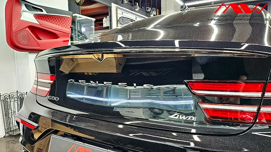 Genesis G80 RG3のカーラッピング事例:クロームブラック化 施工写真 3-1