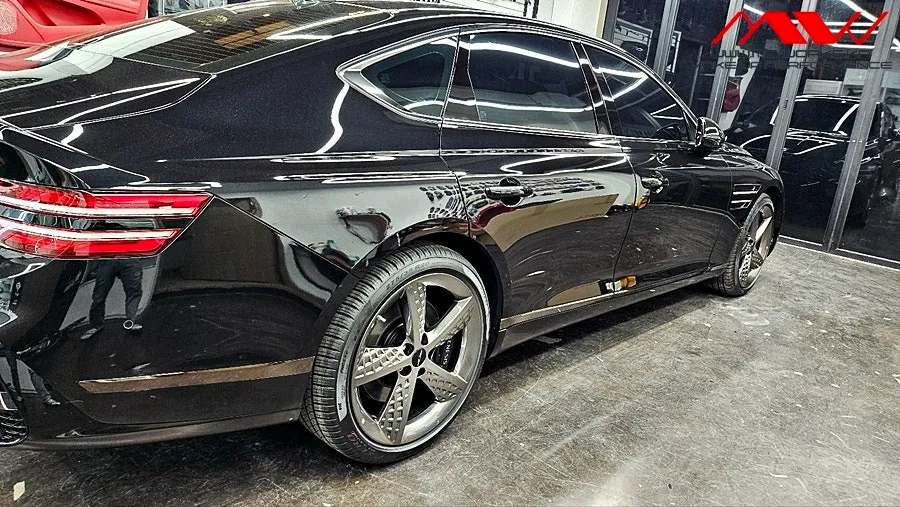 Genesis G80 RG3のカーラッピング事例:クロームブラック化 施工写真 1-2