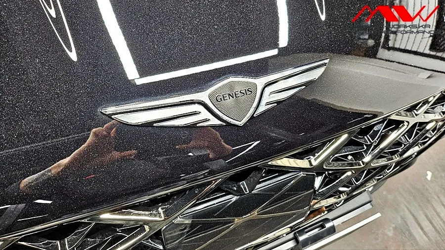 Genesis G80 RG3のカーラッピング事例:クロームブラック化 施工写真 2-3