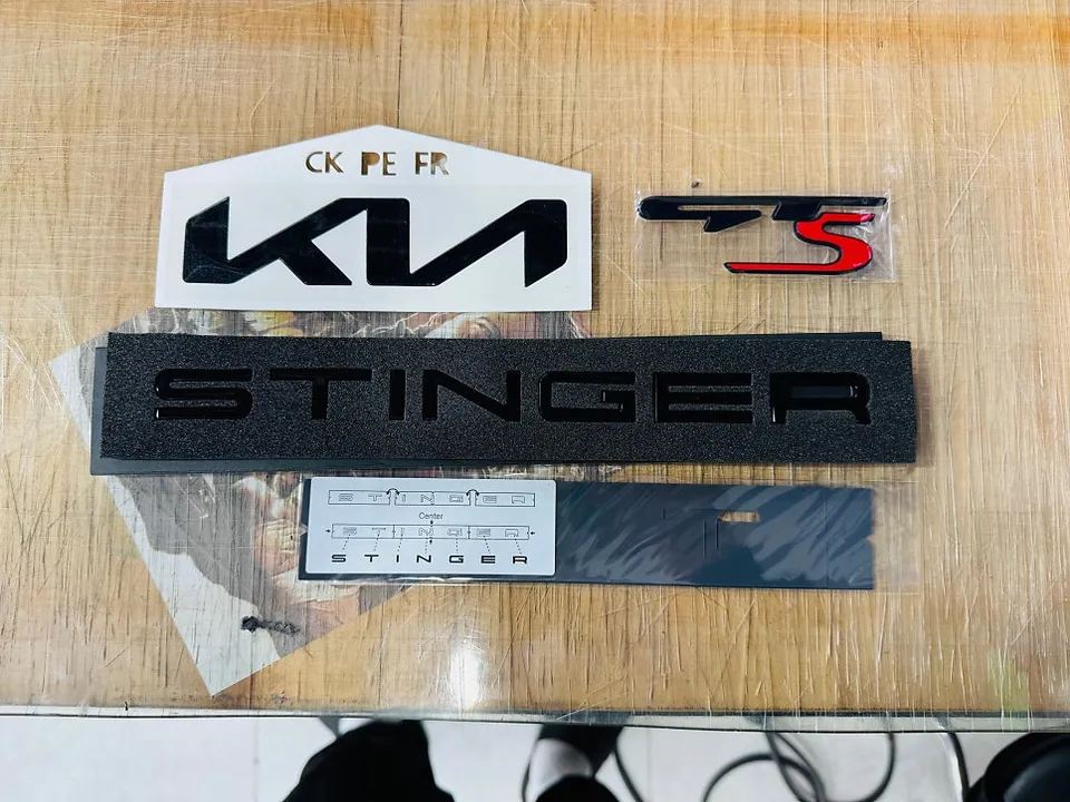 Kia Stingerのカーラッピング事例 施工写真 3-2