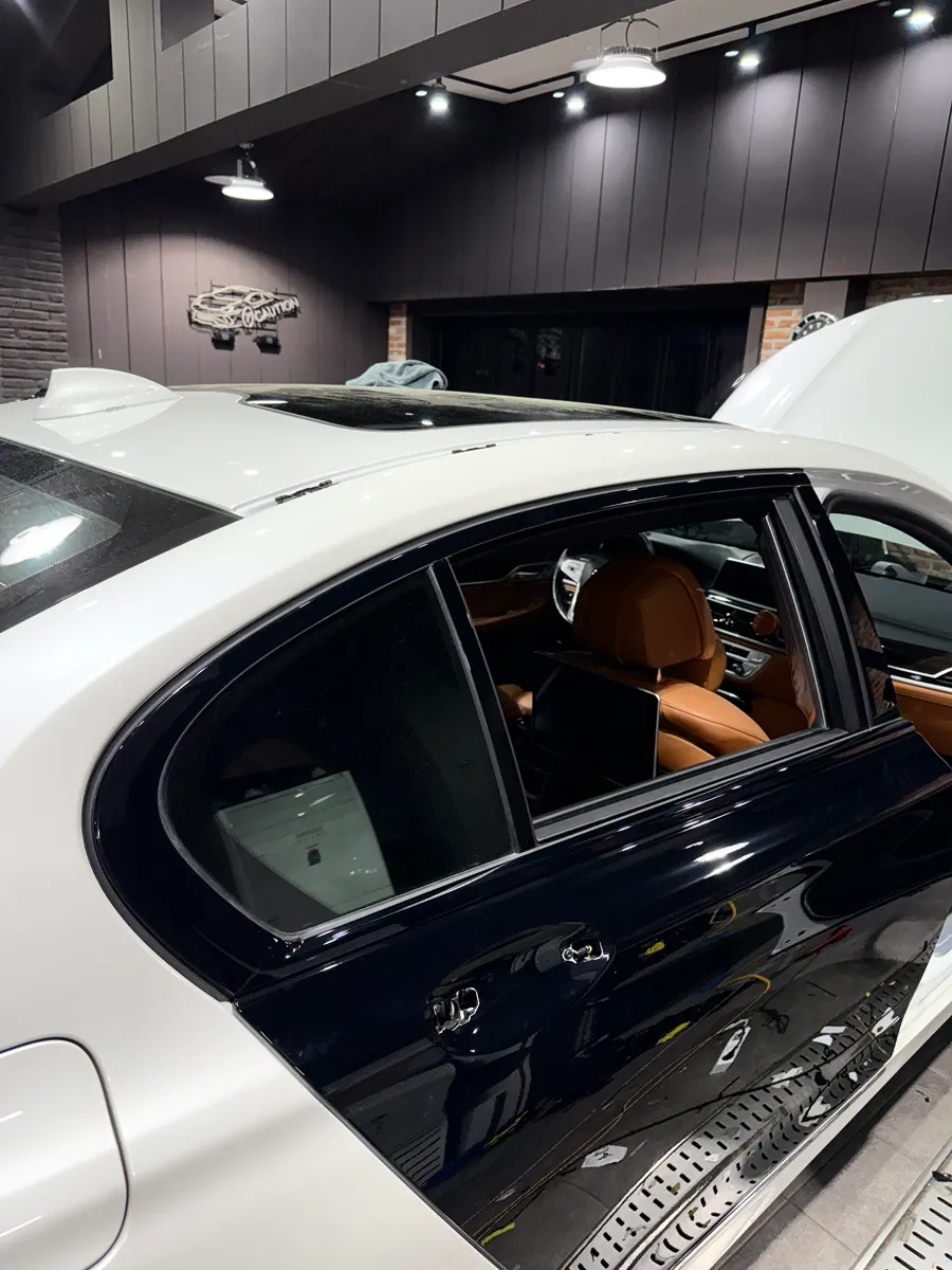 BMW 7 Series vinyl wrap - BMW 7 Series Vinyl Wrap Review: All-Black Transformation photo 4
