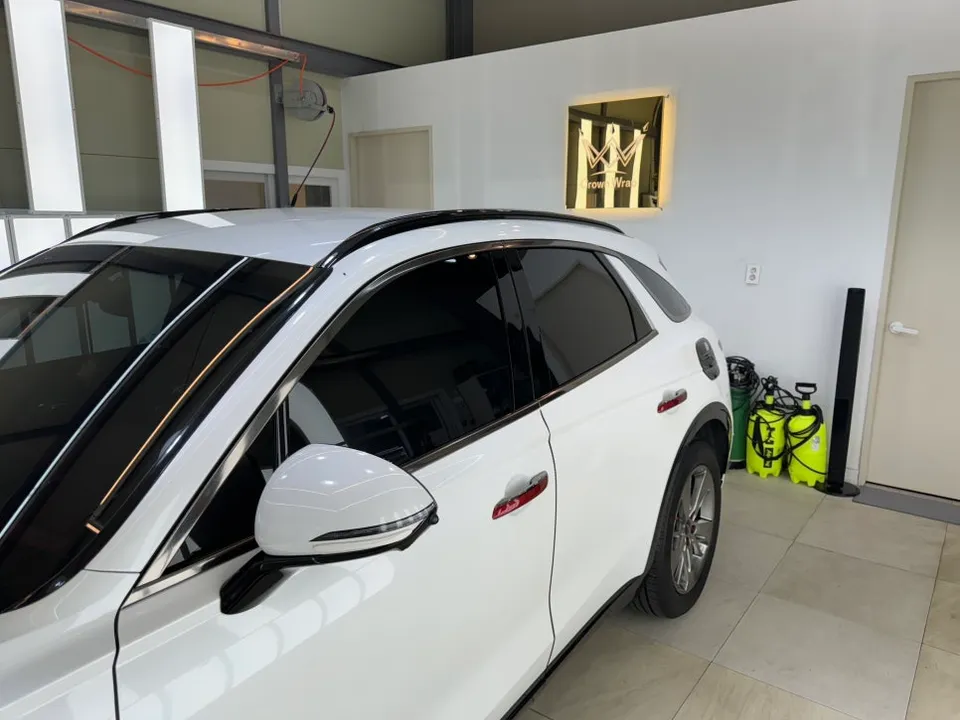 Genesis GV70 PPF施工事例|窓枠クロームラッピング 施工写真 3-1