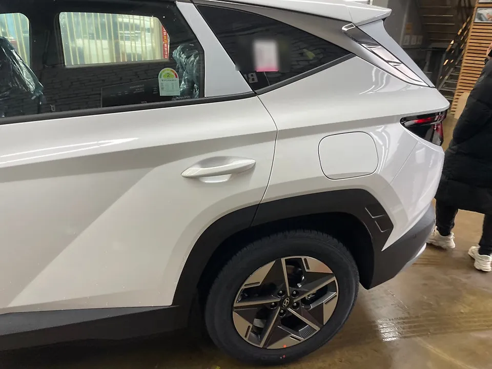 Hyundai Tucsonのカーフィルム施工事例 施工写真 2-2