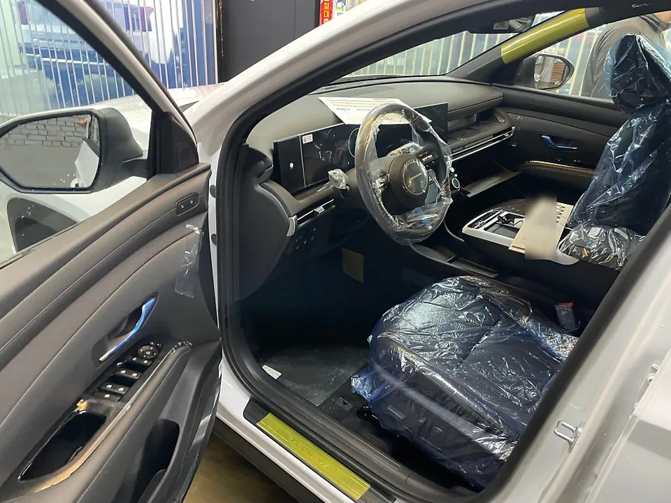 Hyundai Tucsonのカーフィルム施工事例 施工写真 4-2