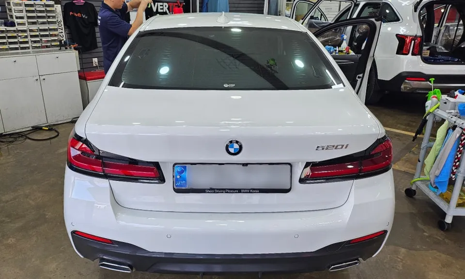 BMW 5 Seriesのカーフィルム再施工事例｜費用目安と仕上がり 施工写真 2-3
