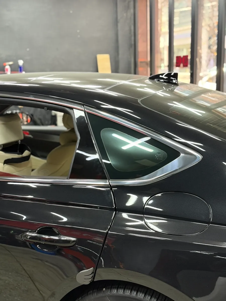 Genesis G80のカーラッピング事例|クロームパーツのブラックアウト 施工写真 1-2