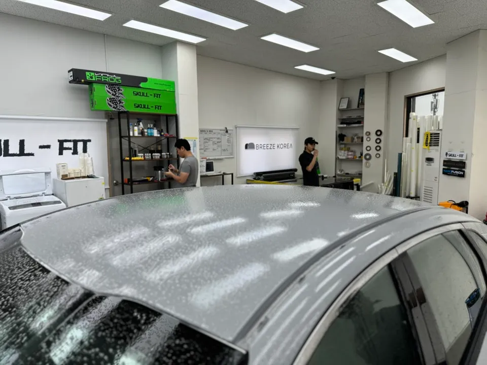 Kia K5のカーラッピング事例|高級感ある仕上がり 施工写真 2-2