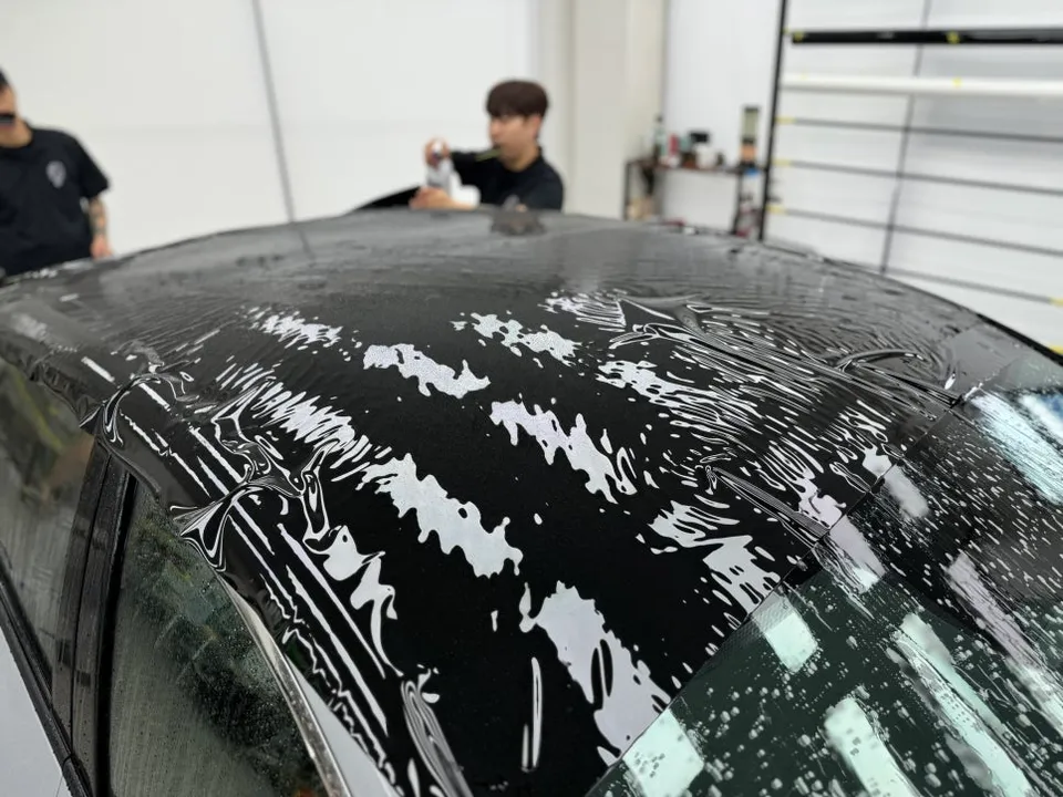 Kia K5のカーラッピング事例|高級感ある仕上がり 施工写真 3-2