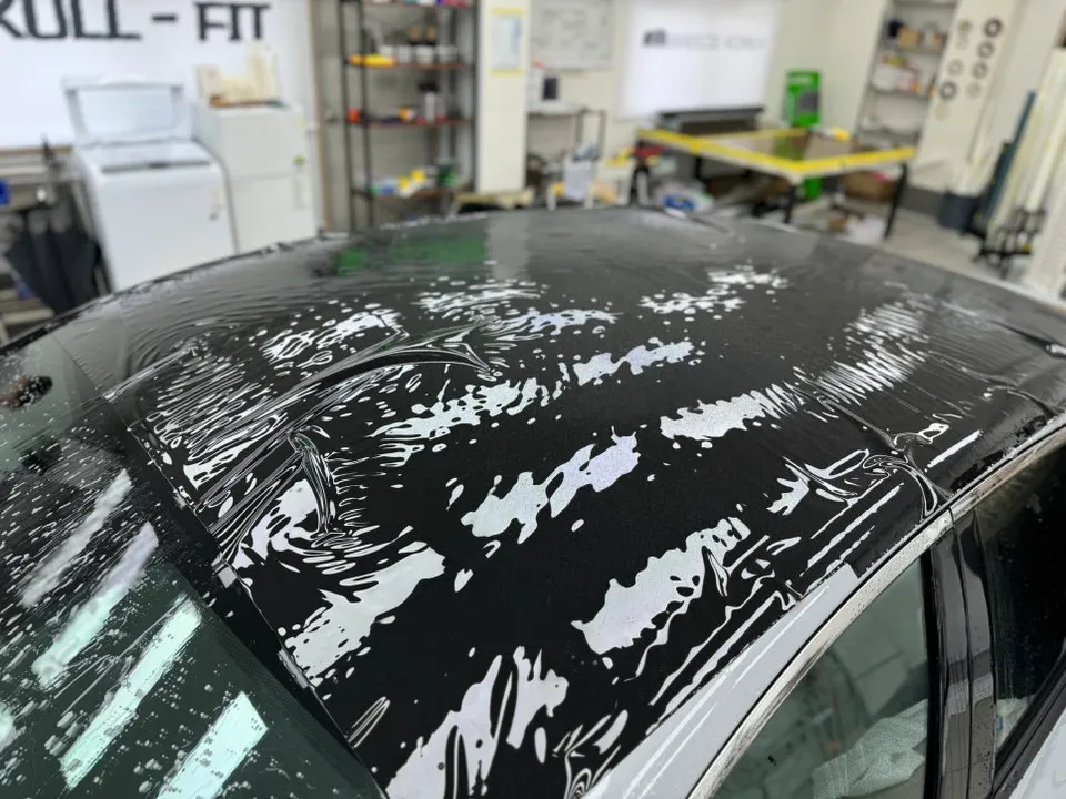 Kia K5のカーラッピング事例|高級感ある仕上がり 施工写真 1-3