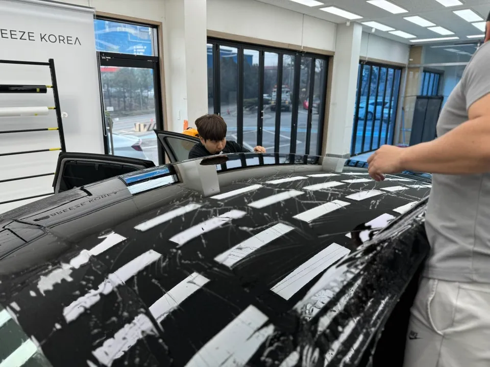 Kia K5のカーラッピング事例|高級感ある仕上がり 施工写真 3-3