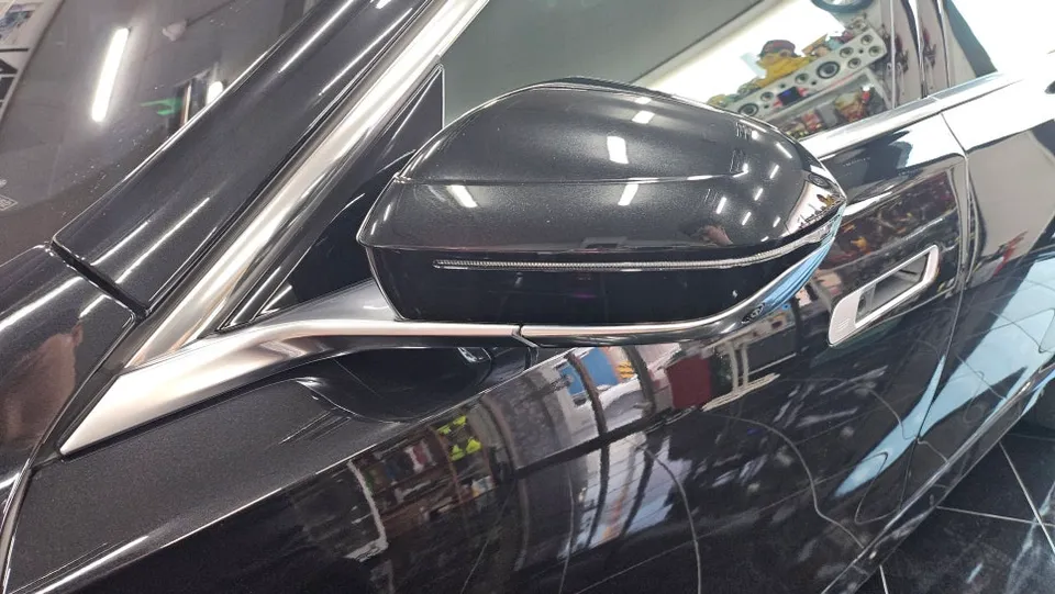 BMW 7 Seriesのカーラッピング事例|費用目安・仕上がり 施工写真 2-1