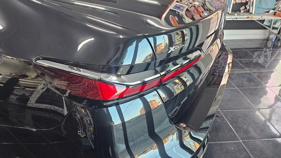 BMW 7 Seriesのカーラッピング事例|費用目安・仕上がり 施工写真 1-2