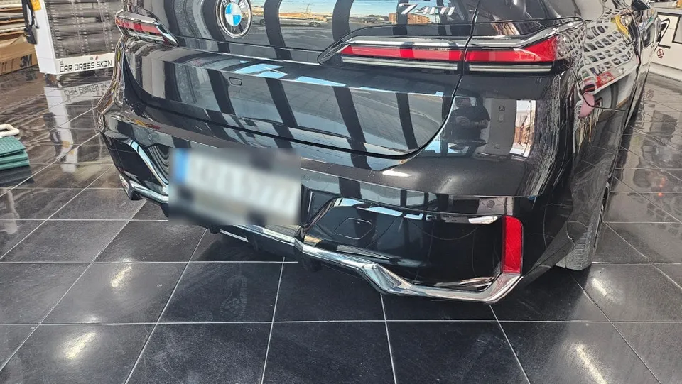 BMW 7 Seriesのカーラッピング事例|費用目安・仕上がり 施工写真 2-2