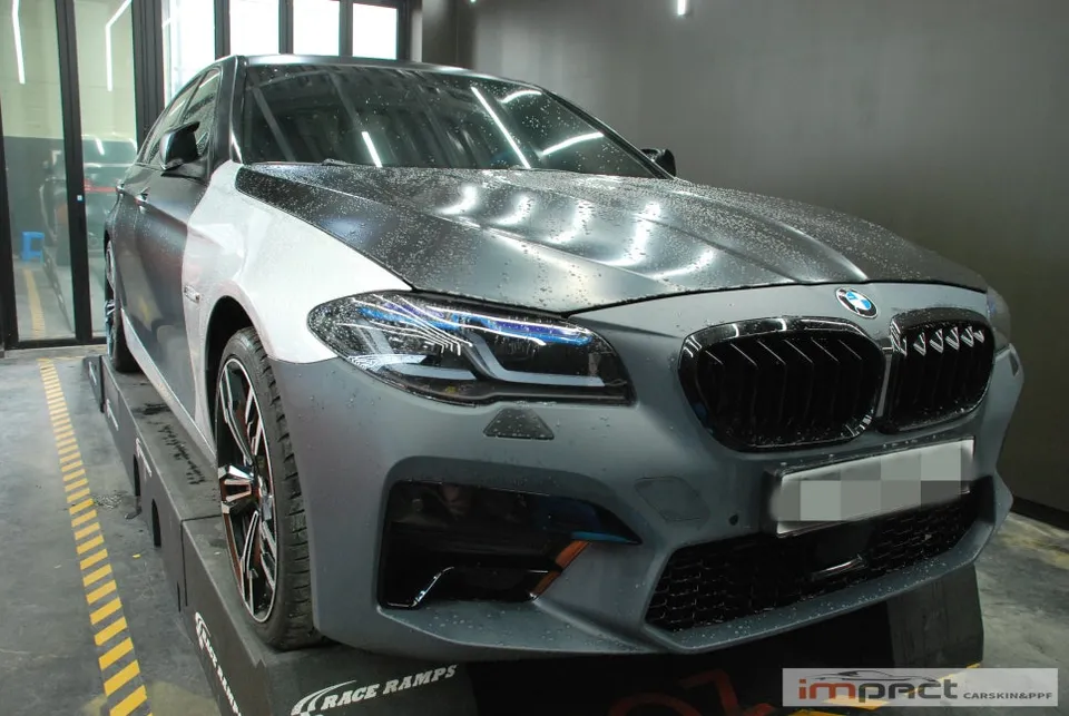 BMW 5 Series F10のカーラッピング事例|LBホワイトゴールド 施工写真 1-1